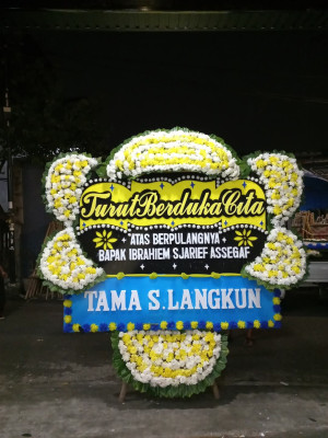 Papan Bunga Duka di Toho